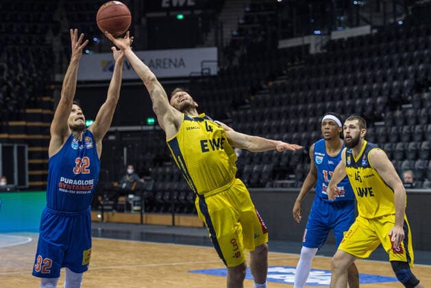GER, Basketball, EWE Baskets Oldenburg vs SYNTAINICS MBC 17.01.2021, EWE Arena, Oldenburg, GER, easy Credit-BBL, EWE Baskets Oldenburg vs SYNTAINICS MBC, im Bild Keith HORNSBY (EWE Baskets Oldenburg 4 ) Roko ROGIC ( SYNTAINICS MBC 32 ) Nathan BOOTHE (EWE Baskets Oldenburg 45 )