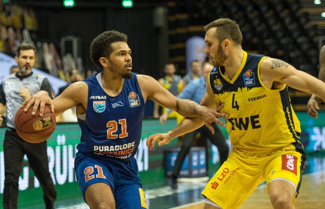 GER, Basketball, EWE Baskets Oldenburg vs SYNTAINICS MBC 17.01.2021, EWE Arena, Oldenburg, GER, easy Credit-BBL, EWE Baskets Oldenburg vs SYNTAINICS MBC, im Bild Quinton HOOKER ( SYNTAINICS MBC 21 ) Keith HORNSBY (EWE Baskets Oldenburg 4 )