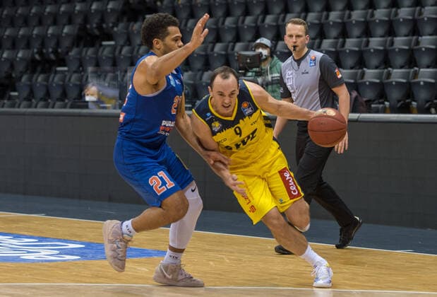 GER, Basketball, EWE Baskets Oldenburg vs SYNTAINICS MBC 17.01.2021, EWE Arena, Oldenburg, GER, easy Credit-BBL, EWE Baskets Oldenburg vs SYNTAINICS MBC, im Bild Karsten TADDA (EWE Baskets Oldenburg 9 ) Quinton HOOKER ( SYNTAINICS MBC 21 )