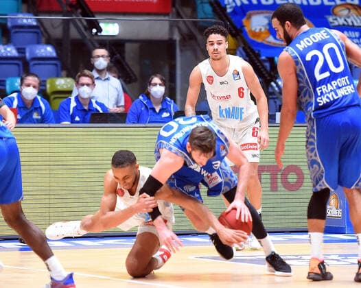 17.01.2021, xhbx, Basketball BBL Bundesliga, Frankfurt Skyliners - s.Oliver Würzburg emspor, v.l. Cameron Hunt (s.Oliver Baskets Würzburg), Jon Axel Gudmundsson (Fraport Skyliners Frankfurt) Frankfurt am Main