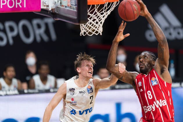 GER, BBL, FC Bayern Muenchen vs. Hamburg Towers 17.01.2021, Audi Dome, Muenchen, GER, BBL, FC Bayern Muenchen vs. Hamburg Towers, im Bild jordan Swing (Hamburg Towers 2) foult Jalen Reynolds (FCB 8) unter dem korb