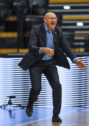 GER, Basketball, EWE Baskets Oldenburg vs SYNTAINICS MBC 17.01.2021, EWE Arena, Oldenburg, GER, easy Credit-BBL, EWE Baskets Oldenburg vs SYNTAINICS MBC, im Bild Mladen DRIJENCIC (EWE Baskets Oldenburg Headcoach Coach ) Einzelaktion, Ganzkörper Ganzkoerper