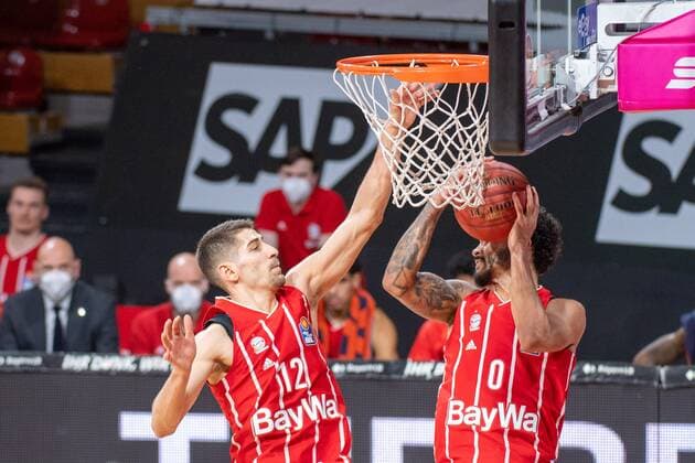 Diego Flaccadori 12 (FC Bayern), Nick Weiler-Babb 0 (FC Bayern) am Korb, FC Bayern Basketball vs. Hamburg Towers, BBL, 17.01.2021 Muenchen Bayern Deutschland