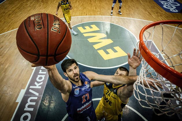 Basketball Oldenburg 17.01.2021 Saison 2020 2021 easyCredit BBL: 13. Spieltag: EWE Baskets - Mitteldeutscher BC Basketball Oldenburg 17.01.2021 Saison 2020 2021 easyCredit BBL: 13. Spieltag: EWE Baskets - Mitteldeutscher BC Aleksandar Marelja, Mo. 17, MBC 24, Rasid Mahalbasic, EWE Baskets Oldenburg nur redaktionelle Verwendung - kommerzielle Verwendung Nutzung nur nach Absprache mit dem Fotografen Oldenburg Deutschland
