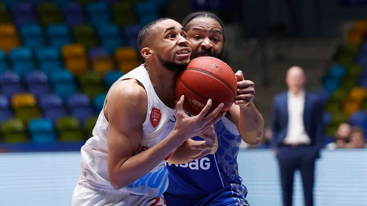 Deutschland, Frankfurt am Main, Fraport Arena, 17.01.2021, emspor, emonline, despor, deonline, FRAPORT SKYLINERS - s.Oliver Wuerzburg, Basketball, BBL Bild: v. li. Cameron Hunt (s.Oliver Wuerzburg) und Quantez Robertson (Fraport Skyliners), Copyright: HMBxMedia xHeikoxBecker