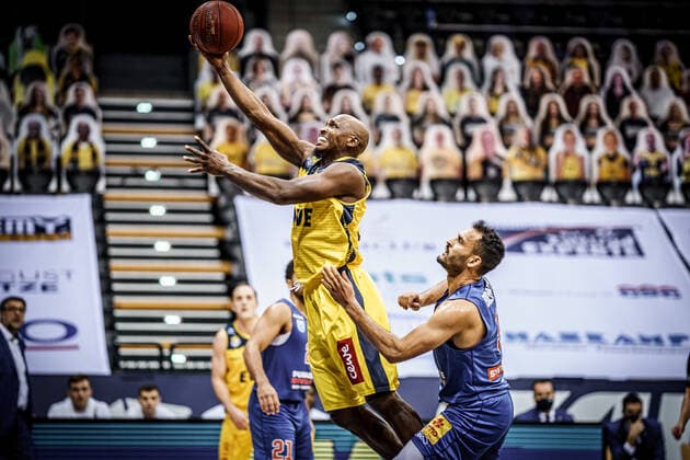 Basketball Oldenburg 17.01.2021 Saison 2020 2021 easyCredit BBL: 13. Spieltag: EWE Baskets - Mitteldeutscher BC Basketball Oldenburg 17.01.2021 Saison 2020 2021 easyCredit BBL: 13. Spieltag: EWE Baskets - Mitteldeutscher BC 23, Rickey Paulding, EWE Baskets Oldenburg David Brembly, No.5, MBC nur redaktionelle Verwendung - kommerzielle Verwendung Nutzung nur nach Absprache mit dem Fotografen Oldenburg Deutschland
