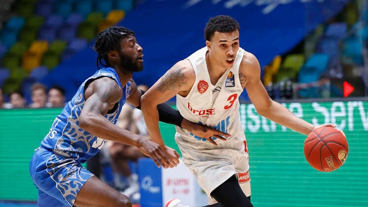 Deutschland, Frankfurt am Main, Fraport Arena, 17.01.2021, emspor, emonline, despor, deonline, FRAPORT SKYLINERS - s.Oliver Wuerzburg, Basketball, BBL Bild: v. li. Matt Mobley (Fraport Skyliners) und Tyson Ward (s.Oliver Wuerzburg), Copyright: HMBxMedia xHeikoxBecker