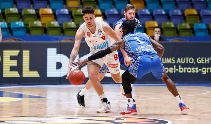 Deutschland, Frankfurt am Main, Fraport Arena, 17.01.2021, emspor, emonline, despor, deonline, FRAPORT SKYLINERS - s.Oliver Wuerzburg, Basketball, BBL Bild: v. li. Joshua Obiesie (s.Oliver Wuerzburg) und Matt Mobley (Fraport Skyliners), Copyright: HMBxMedia xHeikoxBecker