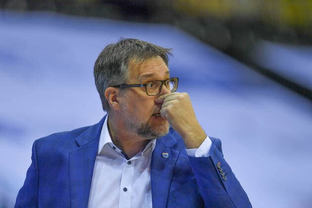 Sport Bilder des Tages GER, Basketball, EWE Baskets Oldenburg vs SYNTAINICS MBC 17.01.2021, EWE Arena, Oldenburg, GER, easy Credit-BBL, EWE Baskets Oldenburg vs SYNTAINICS MBC, im Bild an die eigene Nase fassen Silvano POROPAT ( SYNTAINICS MBC Headcoach Trainer )