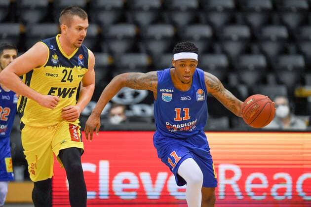 GER, Basketball, EWE Baskets Oldenburg vs SYNTAINICS MBC 17.01.2021, EWE Arena, Oldenburg, GER, easy Credit-BBL, EWE Baskets Oldenburg vs SYNTAINICS MBC, im Bild Kyndahl HILL ( SYNTAINICS MBC 11 ) Rasid MAHALBASIC (EWE Baskets Oldenburg 24 )