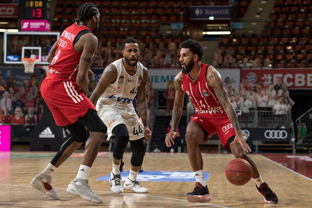Basketball, BBL, 20210117, FC Bayern München - Hamburg Towers Im Bild Jalen REYNOLDS (FC Bayern München, 8), Bryce TAYLOR (Hamburg Towers, 44) und Dennis Jerome SEELEY (FC Bayern München, 4). München Audi Dome Bayern Deutschland Copyright: Passion2Press MarkusxFischerx
