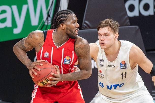 Jalen Reynolds 8 (FC Bayern), Maik Kotsar 11 (Hamburg Towers), FC Bayern Basketball vs. Hamburg Towers, BBL, 17.01.2021 Muenchen Bayern Deutschland