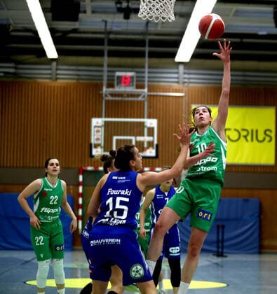 GSD zje123 1 Damen Basketball Bundesliga Flippo Baskets BG 74 - GISA Lions SV Halle Göttingens Vasiliki Karambasta (am Ball) gegen Halles Styliani Fouraki