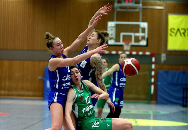 GSD zje123 1 Damen Basketball Bundesliga Flippo Baskets BG 74 - GISA Lions SV Halle Göttingens Vasiliki Karambasta (am Ball) gegen Halles Darien Huff (links) und Klaudia Grudzien