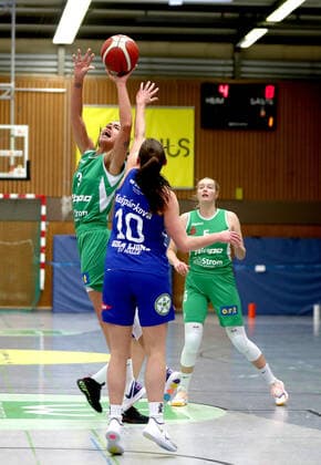 GSD zje123 1 Damen Basketball Bundesliga Flippo Baskets BG 74 - GISA Lions SV Halle Göttingens Ivana Blazevic (am Ball) gegen Halles Barbora Kasprkova