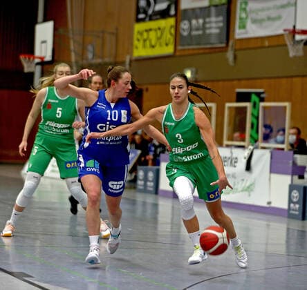GSD zje123 1 Damen Basketball Bundesliga Flippo Baskets BG 74 - GISA Lions SV Halle Göttingens Ivana Blazevic (am Ball) gegen Halles Barbora Kasprkova