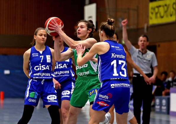 GSD zje123 1 Damen Basketball Bundesliga Flippo Baskets BG 74 - GISA Lions SV Halle Göttingens Jennifer Crowder (am Ball) gegen Halles Laura Schinkel (links) und Charlotte Kreuter