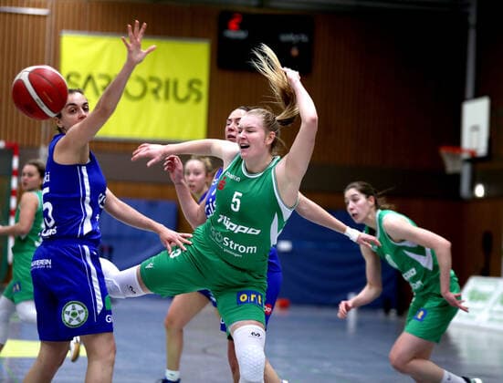 GSD zje123 1 Damen Basketball Bundesliga Flippo Baskets BG 74 - GISA Lions SV Halle Göttingens Samantha Roscoe (rechts) gegen Halles Styliani Fouraki