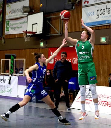 GSD zje123 1 Damen Basketball Bundesliga Flippo Baskets BG 74 - GISA Lions SV Halle Göttingens Riley Lupfer (am Ball) gegen Halles Charlotte Kreuter