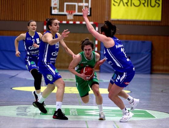 GSD zje123 1 Damen Basketball Bundesliga Flippo Baskets BG 74 - GISA Lions SV Halle Göttingens Jennifer Crowder (am Ball) gegen Halles Styliani Fouraki (links) und Charlotte Kreuter