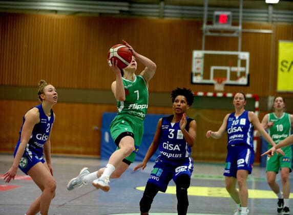 GSD zje123 1 Damen Basketball Bundesliga Flippo Baskets BG 74 - GISA Lions SV Halle Göttingens Jennifer Crowder (am Ball) gegen Halles Darien Huff(links) und Deeshyra Thomas