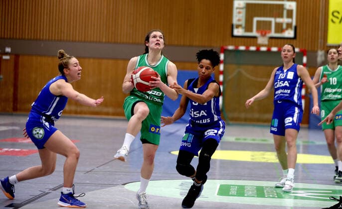 GSD zje123 1 Damen Basketball Bundesliga Flippo Baskets BG 74 - GISA Lions SV Halle Göttingens Jennifer Crowder (am Ball) gegen Halles Darien Huff(links) und Deeshyra Thomas