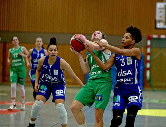GSD zje123 1 Damen Basketball Bundesliga Flippo Baskets BG 74 - GISA Lions SV Halle Göttingens Jennifer Crowder (am Ball) gegen Halles Candice White(links) und Deeshyra Thomas