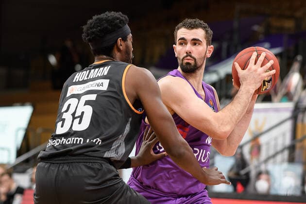 BG Göttingen - ratiopharm Ulm 17.01.2021, Basketball-Bundesliga easyCredit-BBL, Saison 2020 2021, Hauptrunde, 13. Spieltag, BG Göttingen - ratiopharm Ulm. Göttingens Harper Kamp (r) spielt gegen Ulms Aric Holman. Göttingen Niedersachsen Deutschland