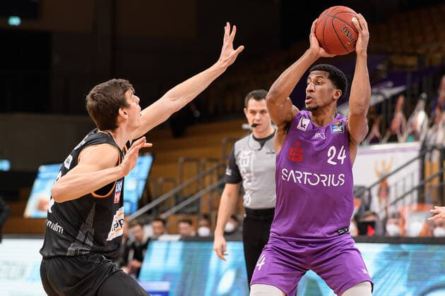 BG Göttingen - ratiopharm Ulm 17.01.2021, Basketball-Bundesliga easyCredit-BBL, Saison 2020 2021, Hauptrunde, 13. Spieltag, BG Göttingen - ratiopharm Ulm. Göttingens Aubrey Dawkins (r) spielt gegen Ulms Christoph Philipps. Göttingen Niedersachsen Deutschland