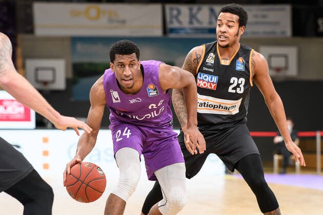 BG Göttingen - ratiopharm Ulm 17.01.2021, Basketball-Bundesliga easyCredit-BBL, Saison 2020 2021, Hauptrunde, 13. Spieltag, BG Göttingen - ratiopharm Ulm. Göttingens Aubrey Dawkins (l) spielt gegen Ulms Troy Caupain. Göttingen Niedersachsen Deutschland