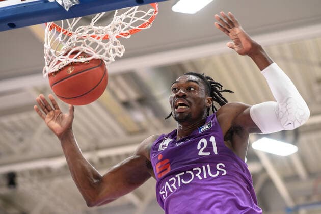 BG Göttingen - ratiopharm Ulm 17.01.2021, Basketball-Bundesliga easyCredit-BBL, Saison 2020 2021, Hauptrunde, 13. Spieltag, BG Göttingen - ratiopharm Ulm. Göttingens Tai Odiase beim Dunking. Göttingen Niedersachsen Deutschland