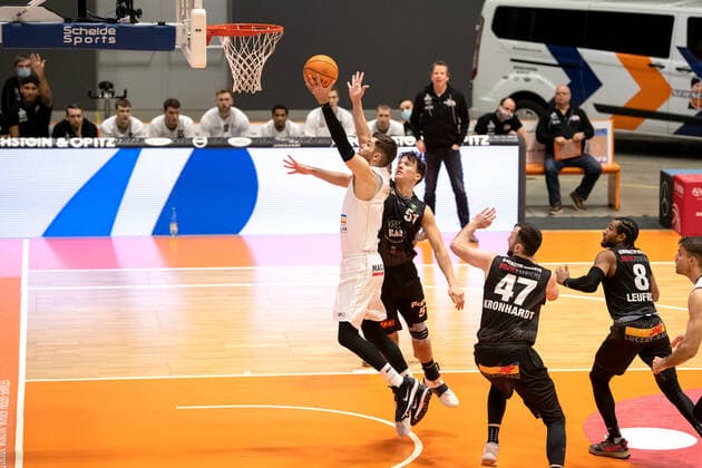 BARMER 2. Basketball Bundesliga ProA Saison 2020 2021 Spieltag 16 am 17.1.2021 Science City Jena vs VfL Kirchheim Knights Julius Wolf (Jena) beim Korbleger gegen Mxwell John Mahoney (Kirchheim) Sparkassen Arena Jena