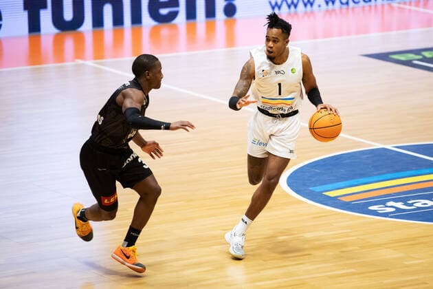 BARMER 2. Basketball Bundesliga ProA Saison 2020 2021 Spieltag 16 am 17.1.2021 Science City Jena vs VfL Kirchheim Knights rechts: Kasey Jamal Hill (Jena) am Ball Sparkassen Arena Jena