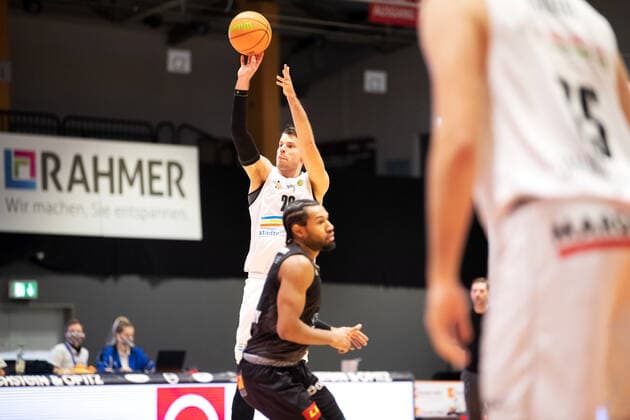 BARMER 2. Basketball Bundesliga ProA Saison 2020 2021 Spieltag 16 am 17.1.2021 Science City Jena vs VfL Kirchheim Knights Andrew David Smith (Jena) beim 3 Punkt Wurf Sparkassen Arena Jena