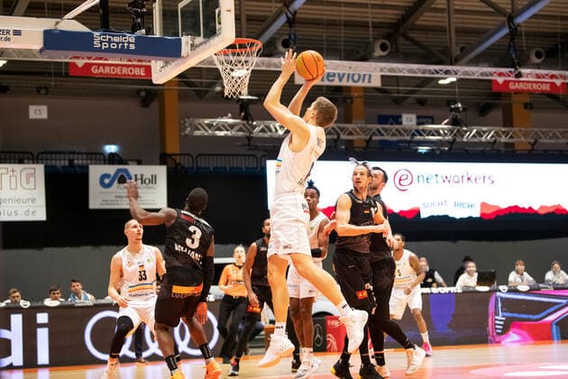 BARMER 2. Basketball Bundesliga ProA Saison 2020 2021 Spieltag 16 am 17.1.2021 Science City Jena vs VfL Kirchheim Knights Mitte: Robin Carl Lodders (Jena) beim Korbleger Sparkassen Arena Jena