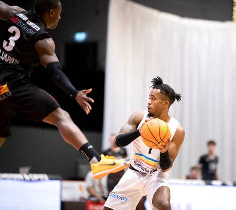 BARMER 2. Basketball Bundesliga ProA Saison 2020 2021 Spieltag 16 am 17.1.2021 Science City Jena vs VfL Kirchheim Knights rechts: Kasey Jamal Hill (Jena) am Ball gegen Richard Lawrence Williams JR (Kirchheim) Sparkassen Arena Jena
