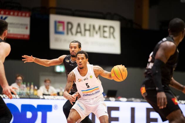 BARMER 2. Basketball Bundesliga ProA Saison 2020 2021 Spieltag 16 am 17.1.2021 Science City Jena vs VfL Kirchheim Knights Mitte:Frederick Zamal Nixon (Jena) am Ball Sparkassen Arena Jena
