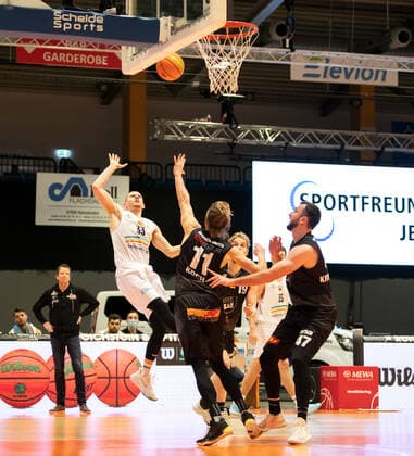 BARMER 2. Basketball Bundesliga ProA Saison 2020 2021 Spieltag 16 am 17.1.2021 Science City Jena vs VfL Kirchheim Knights links: Jan Heber (Jena) beim Wurf Sparkassen Arena Jena