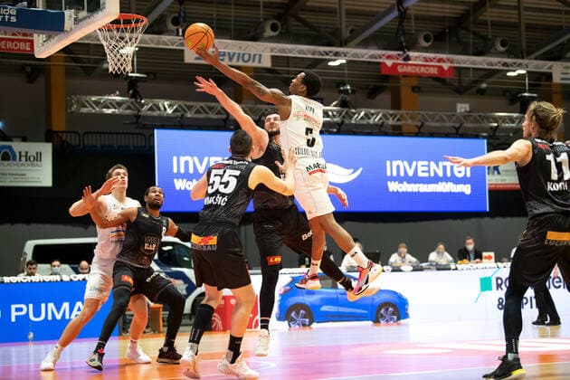 BARMER 2. Basketball Bundesliga ProA Saison 2020 2021 Spieltag 16 am 17.1.2021 Science City Jena vs VfL Kirchheim Knights Mitte: Frederick Zamal Nixon (Jena) beim Korbleger gegen Karlo Miksic ( 55 Kirchheim) Sparkassen Arena Jena