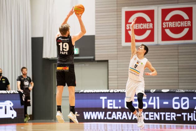 BARMER 2. Basketball Bundesliga ProA Saison 2020 2021 Spieltag 16 am 17.1.2021 Science City Jena vs VfL Kirchheim Knights v.li. Till Pape (Kirchheim) mit dem 3 Punkt Wurf gegen Joschka Ferner (Jena) Sparkassen Arena Jena