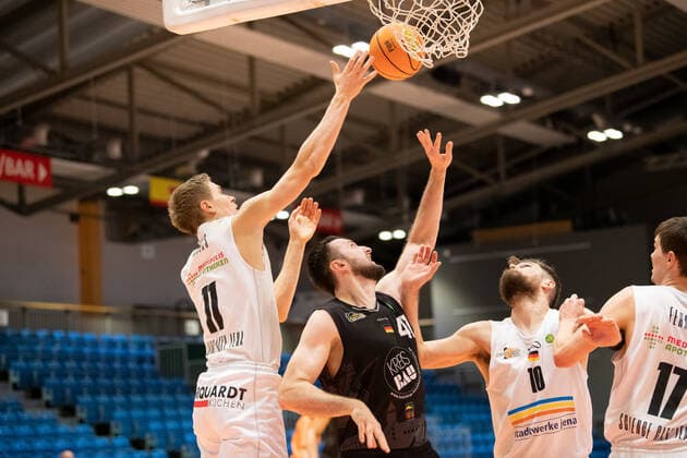 BARMER 2. Basketball Bundesliga ProA Saison 2020 2021 Spieltag 16 am 17.1.2021 Science City Jena vs VfL Kirchheim Knights Mitte: Andreas Kronhardt (Kirchheim) im Duell gegen v.li. Robin Carl Lodders, Julius Wolf, Joschka Ferner, alle Jena Sparkassen Arena Jena