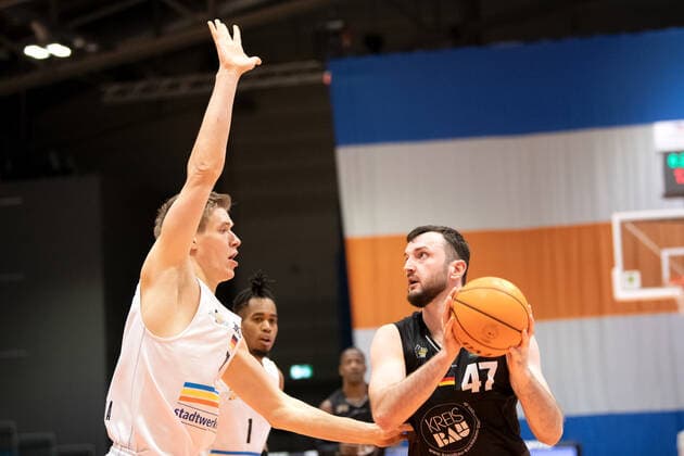 BARMER 2. Basketball Bundesliga ProA Saison 2020 2021 Spieltag 16 am 17.1.2021 Science City Jena vs VfL Kirchheim Knights v.re. Andreas Kronhardt (Kirchheim) im Duell mit Robin Carl Lodders (Jena) Sparkassen Arena Jena