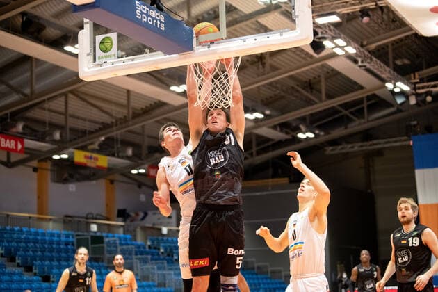 BARMER 2. Basketball Bundesliga ProA Saison 2020 2021 Spieltag 16 am 17.1.2021 Science City Jena vs VfL Kirchheim Knights Mitte: Maxwell John Mahoney (Kirchheim) beim Dunking gegen Joschka Ferner (Jena) Sparkassen Arena Jena