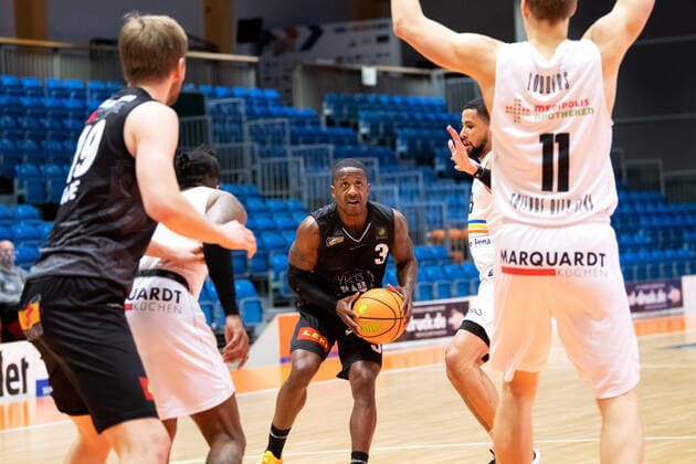 BARMER 2. Basketball Bundesliga ProA Saison 2020 2021 Spieltag 16 am 17.1.2021 Science City Jena vs VfL Kirchheim Knights Mitte am Ball Richard Lawrence Williams JR (Kirchheim) gegen rechts verdeckt Marcus Darnell Tyus (Jena) Sparkassen Arena Jena