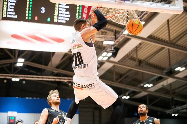 BARMER 2. Basketball Bundesliga ProA Saison 2020 2021 Spieltag 16 am 17.1.2021 Science City Jena vs VfL Kirchheim Knights Mitte: Andrew David Smith (Jena) mit dem Dunking Sparkassen Arena Jena