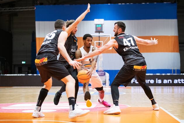 BARMER 2. Basketball Bundesliga ProA Saison 2020 2021 Spieltag 16 am 17.1.2021 Science City Jena vs VfL Kirchheim Knights Mitte: Frederick Zamal Nixon (Jena) gegen drei Gegenspieler aus Kirchheim Sparkassen Arena Jena