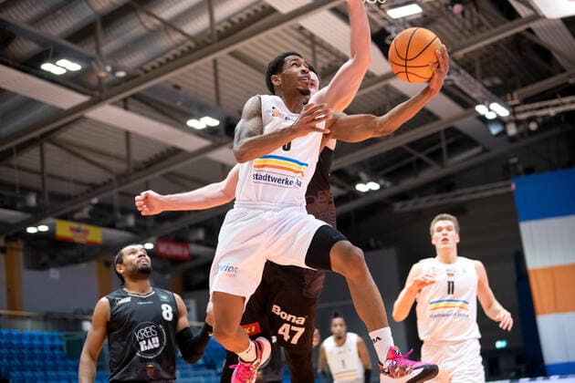 BARMER 2. Basketball Bundesliga ProA Saison 2020 2021 Spieltag 16 am 17.1.2021 Science City Jena vs VfL Kirchheim Knights Frederick Zamal Nixon (Jena) beim Korbleger Sparkassen Arena Jena