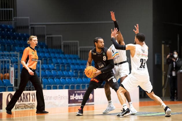 BARMER 2. Basketball Bundesliga ProA Saison 2020 2021 Spieltag 16 am 17.1.2021 Science City Jena vs VfL Kirchheim Knights Am Ball Kyle Mitchel Leufroy (Kirchheim) gegn Kasey Jamal Hill (Jena, verdeckt) und Marcus Darnell Tyus (Jena) Sparkassen Arena Jena