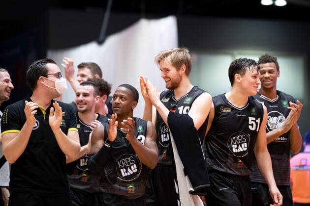 BARMER 2. Basketball Bundesliga ProA Saison 2020 2021 Spieltag 16 am 17.1.2021 Science City Jena vs VfL Kirchheim Knights Freude bei den Spielern von Kirchheim, nach dem Sieg in Jena Sparkassen Arena Jena