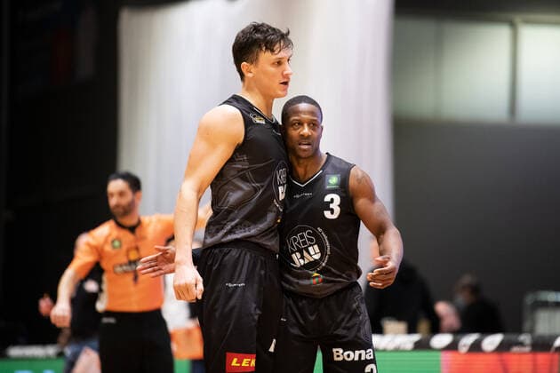 BARMER 2. Basketball Bundesliga ProA Saison 2020 2021 Spieltag 16 am 17.1.2021 Science City Jena vs VfL Kirchheim Knights v.li. Maxwell John Mahoney (Kirchheim) mit Richard Lawrence Williams JR (Kirchheim) Sparkassen Arena Jena